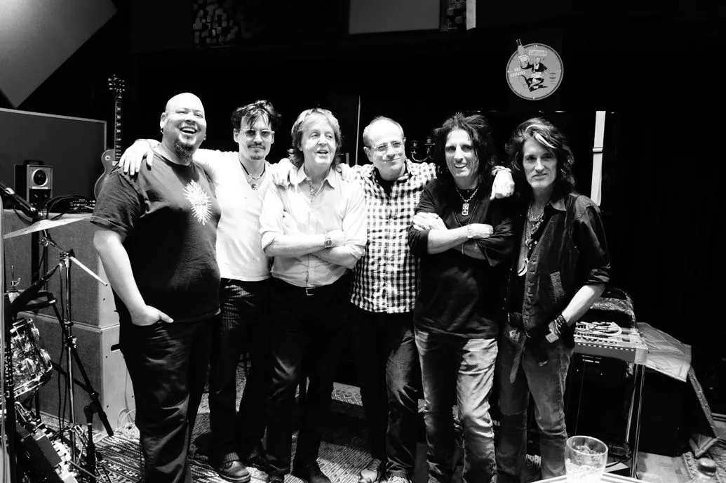 A influência vampiresca na super banda de Alice Cooper e Johnny Depp